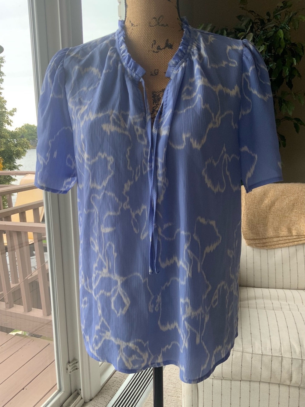 Women’s Sky Blue Floral Tie-Neck Blouse Nine West Size Large